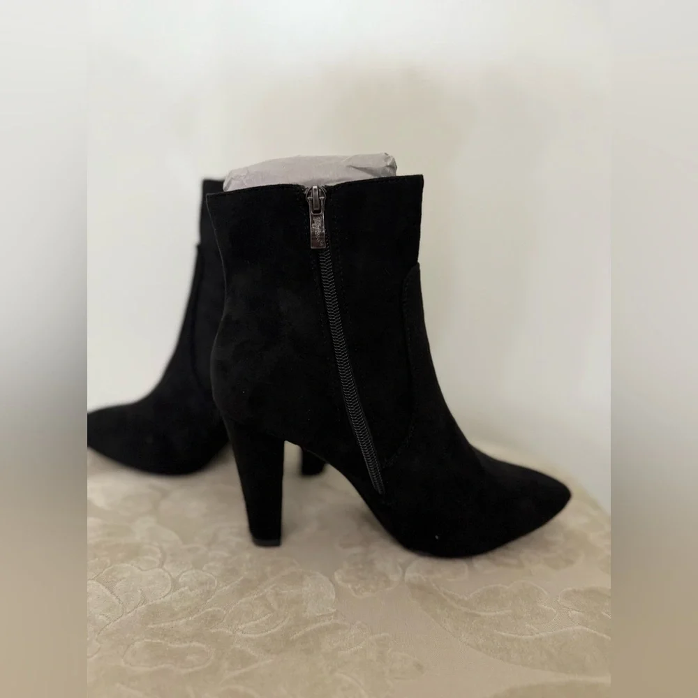 NWT Vepose Faux Suede Ankle Boots in‎ Black - Size 7